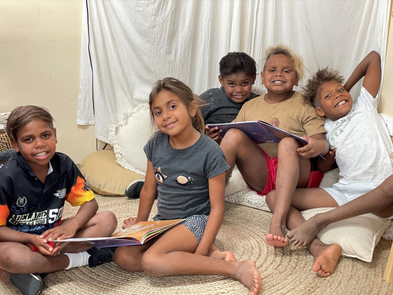 Aboriginal children&rsquo;s book Too Many Cheeky Dogs/Papa Mawal-mawalpa Tjuṯa 