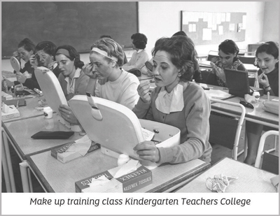 A makeup class for aspiring kindergarten teachers at a UniSA antecedent institution, circa 1960s.